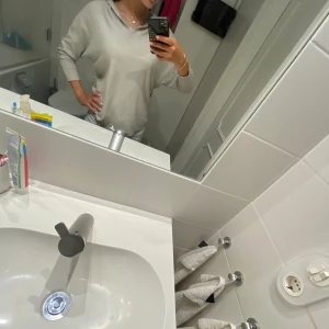 Tjocktröja med ”glitter” - Ascool Trekvartsärmad tröja med ”glitter” på armarna i jätteskönt material💕💕 står inte storlek men passar fint på mig med xs/s