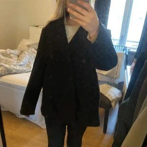 Kappa - LÅNAT FOTTO!Kappa liknade desinge by si från zink.storlek M/L sitter overzided på mig med vanlig storlek M!inte överdrivet overziz utan perfekt när man vill ha tjock tröja men även tun ser lika snyggt ut!säljs på grund av att jah har många liknade