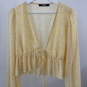 Superfin knytblus - Köpt på bikbok för flera år sedan, har aldrig kommit till användning tyvärr ✨ skulle säga att den är i nyskick, passar supersnyggt till typ allt🤩(skicka meddelande om du vill ha bättre bilder)