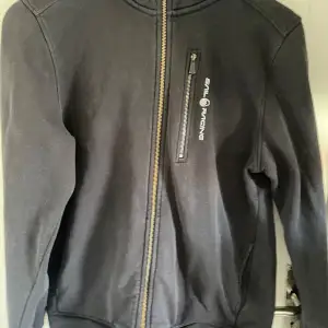 Säljer min sail racing hoodie då den har blivit för liten. På sista bilde kan man se en litet hål på högra armen men inget som märks av är också öppen för byten