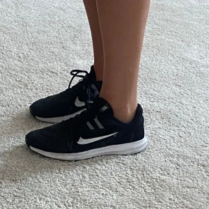 Svarta Nike  - Svarta nikeskor. Storlek 37,5. Fräscha, lite slitna i hälen.