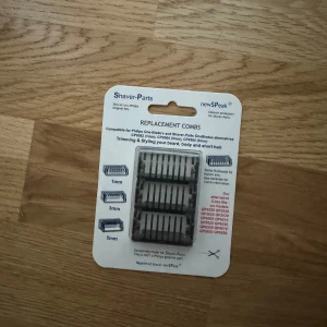 Replacement Combs for Shaver - En uppsättning ersättningskammar som är kompatibla med olika rakapparatmodeller. Innehåller kammar av olika längder: 1 mm, 3 mm och 6 mm. Bra för att trimma och styla skägg, kropp och kort hår.