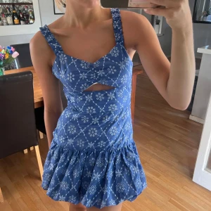 Blå klänning  - Så fin blå klänning zara , aldrig använd 