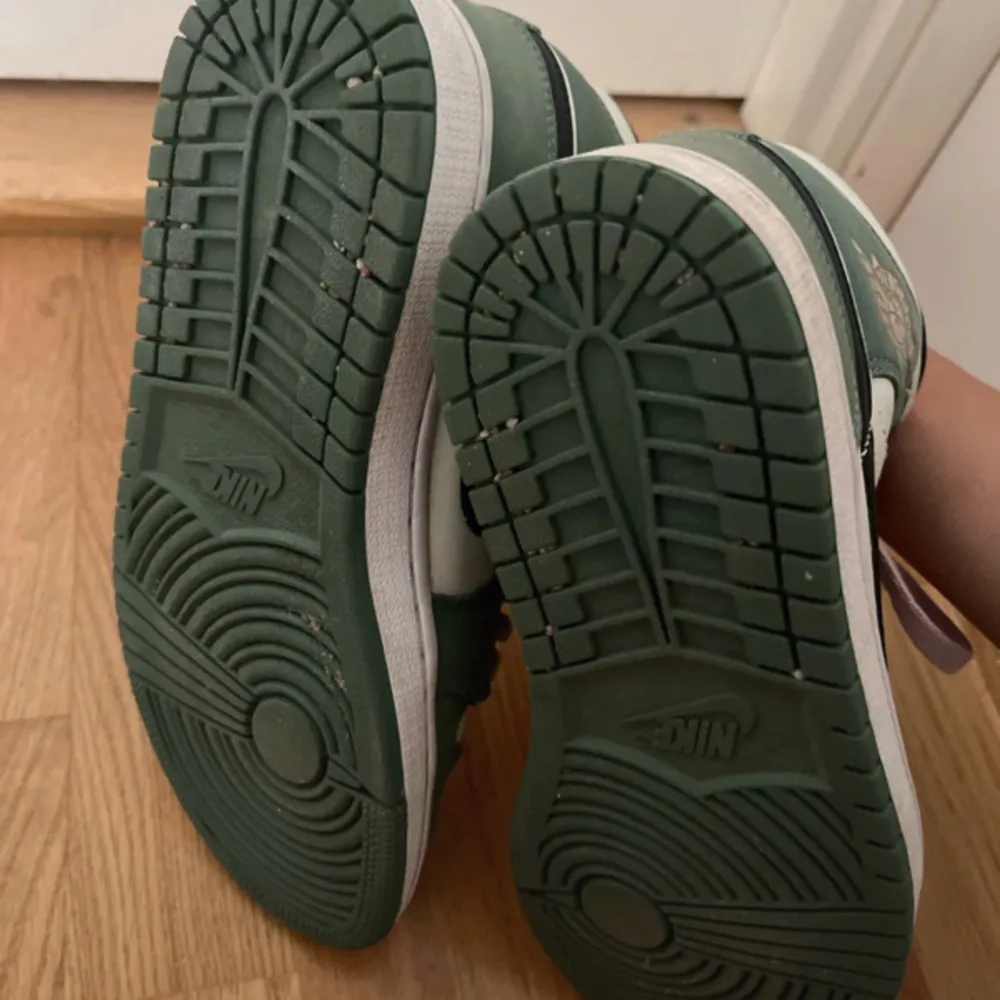 säljer mina jordan 1s i dutch green (äkta). köpta för 3600kr. anända ca 5 ganger, inga defekter men lite creasade.. Skor.