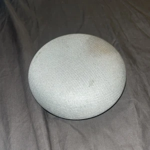 Google home mini - Kommer inte till andvändning och funkar helt perfekt har dock en liten cola fläck men man lägger inte märket till det så mycket. Man får även med en laddare. 