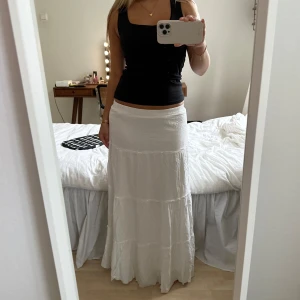 lång volangkjol - vit långkjol med volang från brandy melville. one size men skulle säga att den passar XS-S. använd men fortfarande i bra skick! längd: 85 cm. midjemått tvärs över: 34-40 cm (stretchig resår)