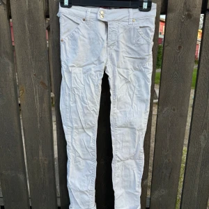 Tighta vita jeans  - Inköpta för cirka 1200kr, använda cirka 5 gånger. På sista bilden kan man se att ett av banden gått sönder då jag dragit i det. 