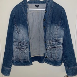 Snygg jeans jacka - Jeans jacka med knappar (2 av knapparna sitter lite lösare men fungerar)