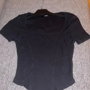 Bikbok T-shirt - Storlek S Använd en till två gånger Nypris 400kr