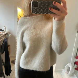 Zara tröja - Köpt här på plick men kommer tyvärr inte till någon användning alls!! Tröjan har inga defekter💕 (bilden är lånad från förra ägaren)