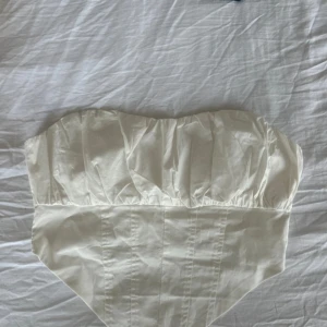 Vit topp - Köpt i andrahand. Aldrig använt 