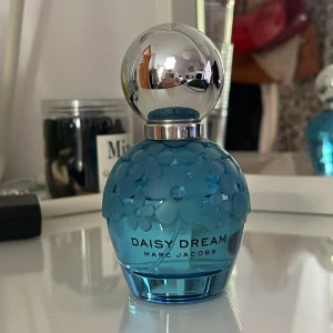 Parfym Marc Jacobs daisy dream - Säljer min parfym daisy dream från Marc Jacobs, använd 3/4 💕 nypris 1200 