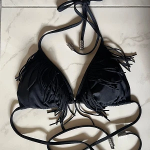 Svart triangel bikini - Jättefin svart bikini från H&M. Nyskick. Storlek 38 men liten i storlek, passar 34-36 beroende på hur man vill att den ska sitta.