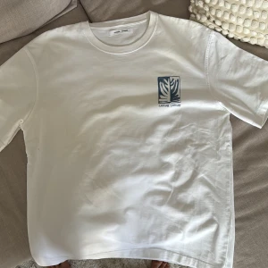 Samsøe samsøe tröja - I nyskick, en snygg t-shirt av det fina märket Samsøe Samsøe