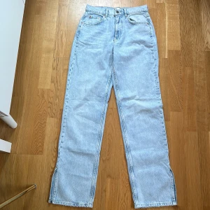 Blåa Premium Denim Jeans från Gina Tricot  - Köpte jeansen för ett tag sen och har använt en gång annars har dem aldrig kommit till användning. Pris kan diskuteras. 