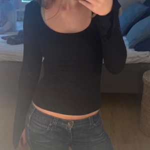 Tröja med slits - Fin tröja med slits längst ner vid armarna, använd några gånger🩷