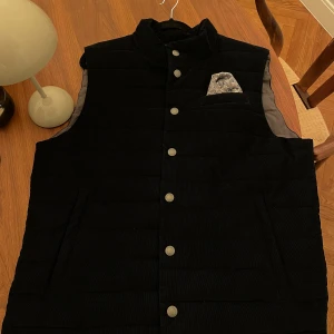 Väst  - Cavoli, snygg sommar väst. Passar bra med skjorta under. Aldrig använd.  Nypris 2299 kr 