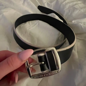 Armani Exchange skärp - Säljer detta superfina skärp då det ej används längre. Har några märken men inget man tänker på (kan skicka bild)!💕