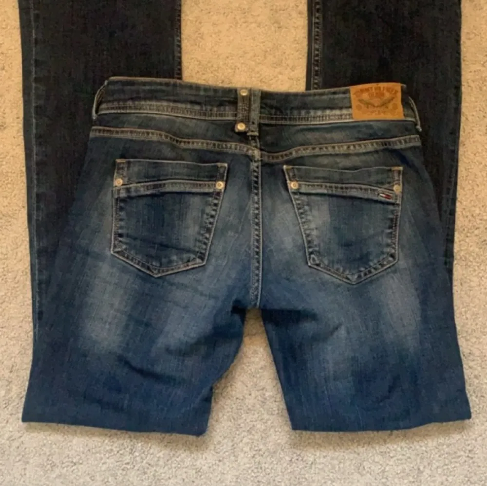 Super snygga bootcut jeans från Tommy Hilfiger  Midjemått ca 36cm  Innerbenslängden ca 75cm. Jeans & Byxor.