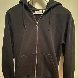 Weekday zip hoodie  - Storlek Xs kan passa S också. Väldigt skönt material och bra kvalite. Använd sparsamt. Inga fläckar eller skador 