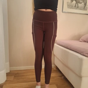 Maya delorez ridbyxor xxs - Nu tänkte jag ut mina Maya Delorez ridbyxor pga de förra jag sålde blev ganska äfterfrågade😊 Man kan säga att färgen är vinröd och byxorna är i väldigt fint skick! Skriv till mig privat om ni är intresserade och köparen står för frakten. Pris 250kr💗