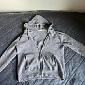 Grå Kashmir tröja - Xs/s   använd 2 gånger sprillans ny skick 9/10 Möts upp i Täby annars står du för frakten