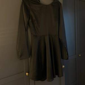 Super söt svart klänning med öppen rygg 🤩 Storlek 38. 