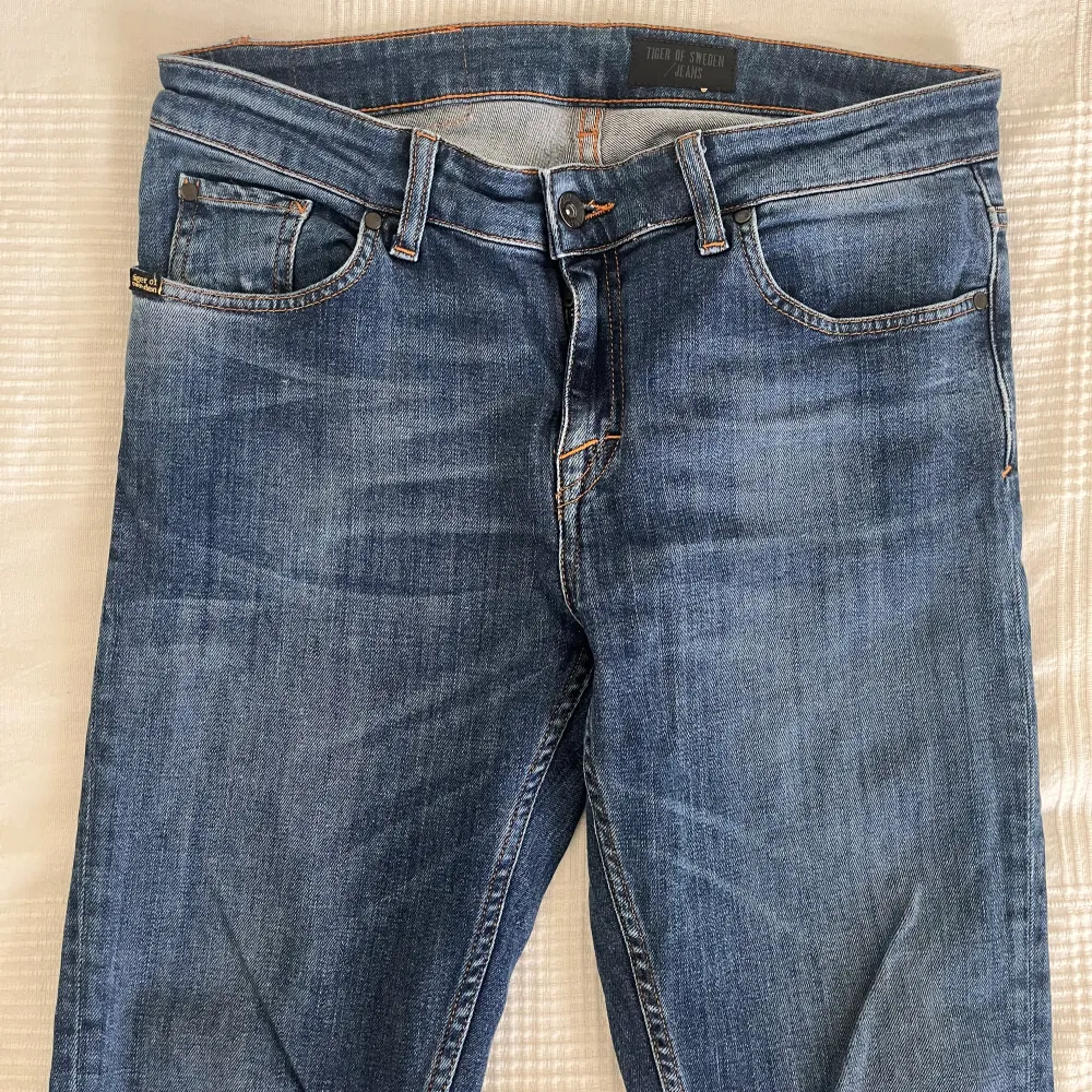 Säljer dessa superfina jeans ifrån tiger of Sweden i denna supersnygga blå färg. Jeansen sitter slim och snyggtmen något mindre än storleken. Skriv om ni har frågor eller lägg gärna prisförslag då priset inte är hugget i sten.. Jeans & Byxor.
