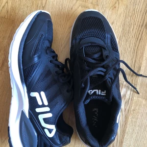 FILA skor - Sonen har växt ur ännu ett par skor. Knappt använda en termin på gymnastiken.  Håller på att rensa ut och vill bara bli av med dem.  Dem är som nya så absolut inget fel alls.  Nypris är över 500 kr så säljer den billigt.   