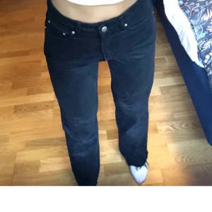 Midwaist - Säljer mina svarta midwaist jeans från Gina pga att jag aldrig använder dom🤍skicka privat för fler bilder💗