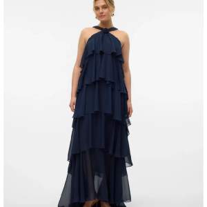 Världens finaste och super trendiga klänning med volanger från VEROMODA x Felicia Wedin💕 Jättefin marinblå färg💙 Slutsåld på hemsidan ☀️