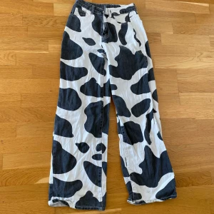 Coola Jeans med kotryck - Bra skick