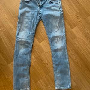 ‼️Trendiga Nudie jeans. Inga defekter! Som nya! Storlek 32W 32L. Kom privat för fler bilder, prisförslag och frågor. Mitt pris endast 490! nypris på ca 2000. Men kan gå ner i pris vid snabb affär!🤝