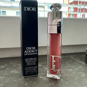 Säljer denna Dior Addict Läppglans då den ej kommer till användning då jag tycker färgen är lite för mörk på mig. Detta läppglans är en Lip plumper. Superfint, och populärt!🩷☺️ Nypris: 489kr 