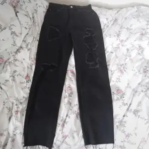 Säljer ett par svarta jeans i strl XS. Köptes på pull&bear. Knappt använda! Säljer dem för 80kr + frakt. 