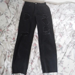 Jeans  - Säljer ett par svarta jeans i strl XS. Köptes på pull&bear. Knappt använda! Säljer dem för 80kr + frakt. 