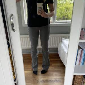 Ett bar bootcut jeans från Lindex! De är i väldigt fint skick och är i storlek 170 och de passar mig superbra som vanligtvis brukar ha XS/S💕 Kontakta gärna via frågor!