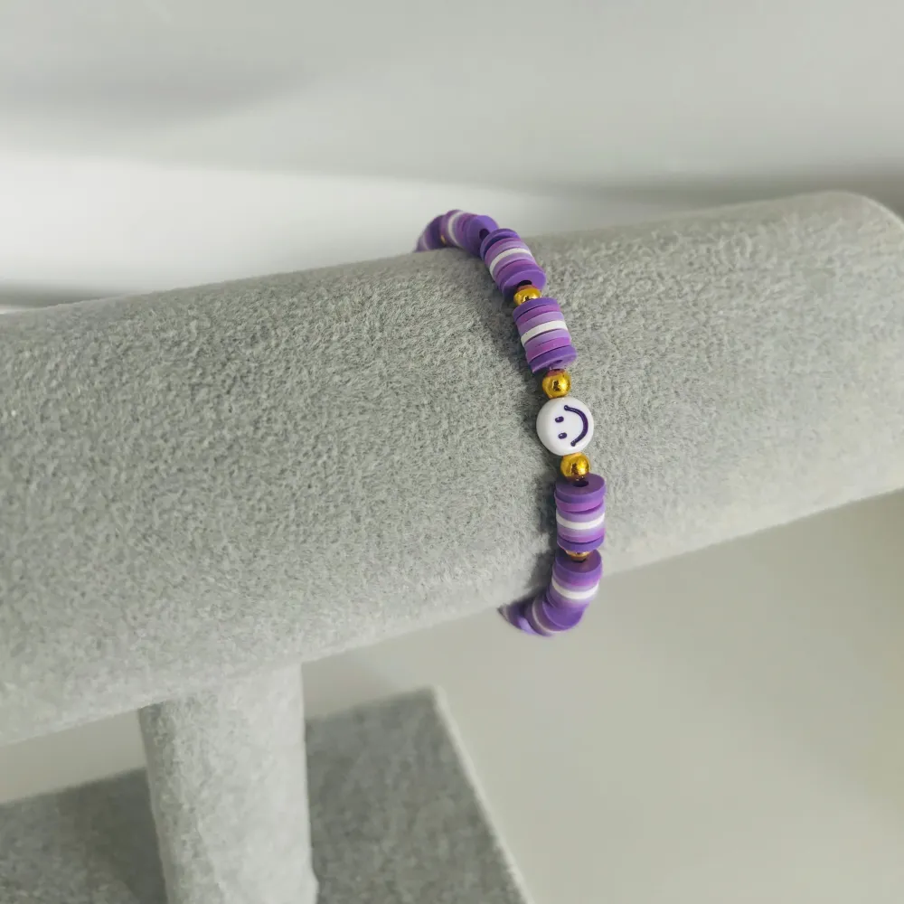 handgjort armband med en lila smiley på! Om du vill ha eget designat armband så är det bara att skriva till mig!🌸🪽🐚🍉💫🌊 frakt: 7 kr. Accessoarer.