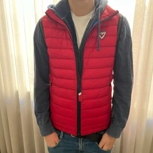 Rossignol Väst  - Röd Rossignol väst i storlek S. Inga defekter. 