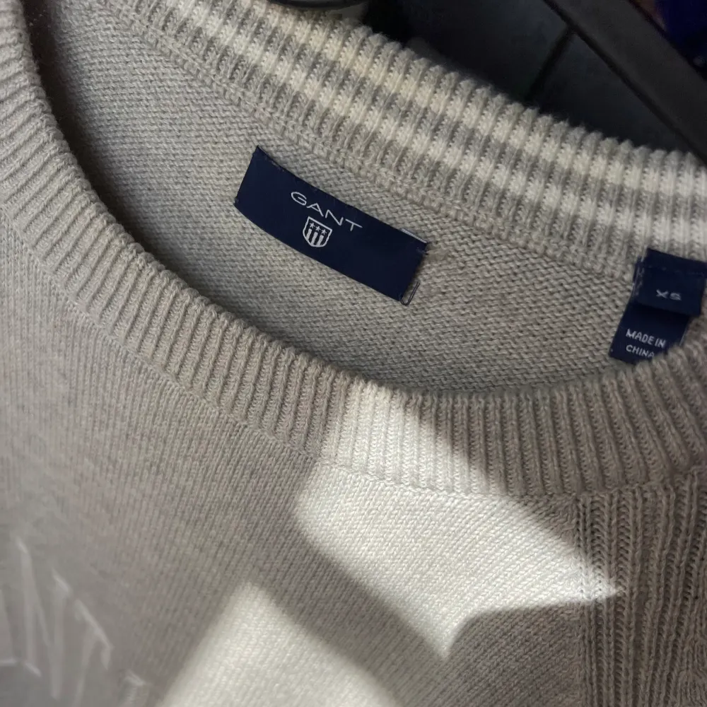 Säljer en grå stickad tröja från Gant😇 Superfint skick, inga tendenser på noppor eller liknande! Säljer den fina tröjan då jag inte använder den längre🤍. Stickat.