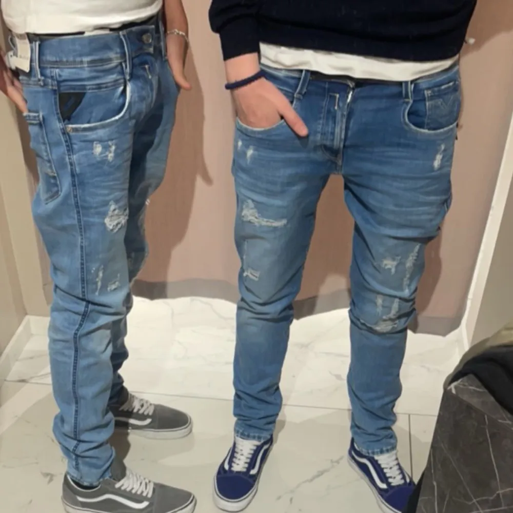 Ett år ljusblå replay jeans som knappt är använda, storlek 29/32 och passformen är anbass/slim, nypris 1200 mitt pris 549!. Jeans & Byxor.