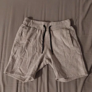 Pier One shorts - Pier One shorts  Färg: Grå  Storlek: XS  Använt ett par gånger men är fortfarande i bra skick. Det är ett par sköna mjukisshorts som passar perfekt till sommaren. Anledning till att jag ska sälja dom är att de är för små. Ska stryka shortsen även.