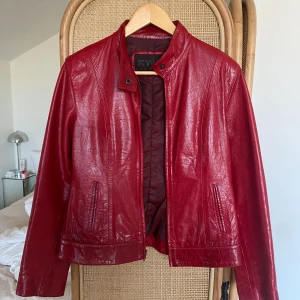 Röd läderjacka  - Röd läderjacka. Storlek L, sitter som S. Fint skick. 