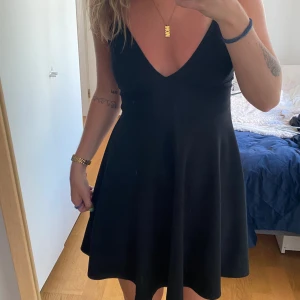 Svart klänning  - En svart klänning från NLY one, funkar som S/M