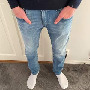 Säljer dessa riktigt feta Replay Anbass jeansen. Nypris är 1599kr och modellen är 186cm. Skriv till mig vid frågor kring köp!
