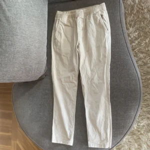 Zara Linne Byxor Herr - Perfekta byxor för sommaren. Fick dem förra sommarn, har använt dem 1-2 ggr och nu passar dem ej. Storlek M