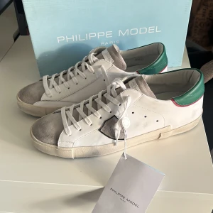 Philippe model skor - Philippe model skor storlek 45. Aldrig använda, 10/10 skick, prislappen sitter kvar! Retail pris ca 4000. Allt og ingår. Kvitto finns! Hör av er vid frågor!