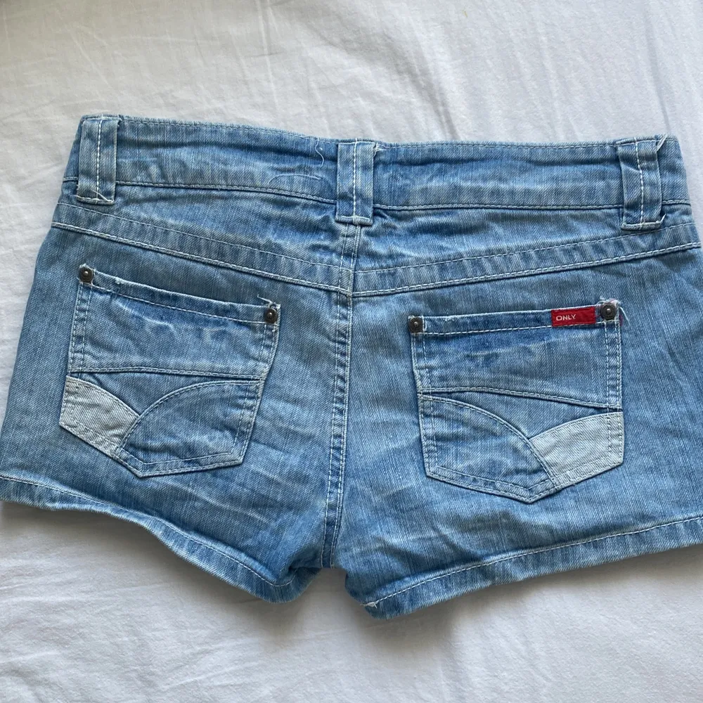 As snygga lågmidjade jeans shorts men kommer tyvärr inte till användning ❤️Midjemått: 37cm. Shorts.