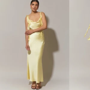 Gul klänning Gina Tricot  - Så fin gul klänning från gina helt ny med lappen kvar💛 Storlek 36