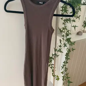 Ribbad brun klänning Bik Bok